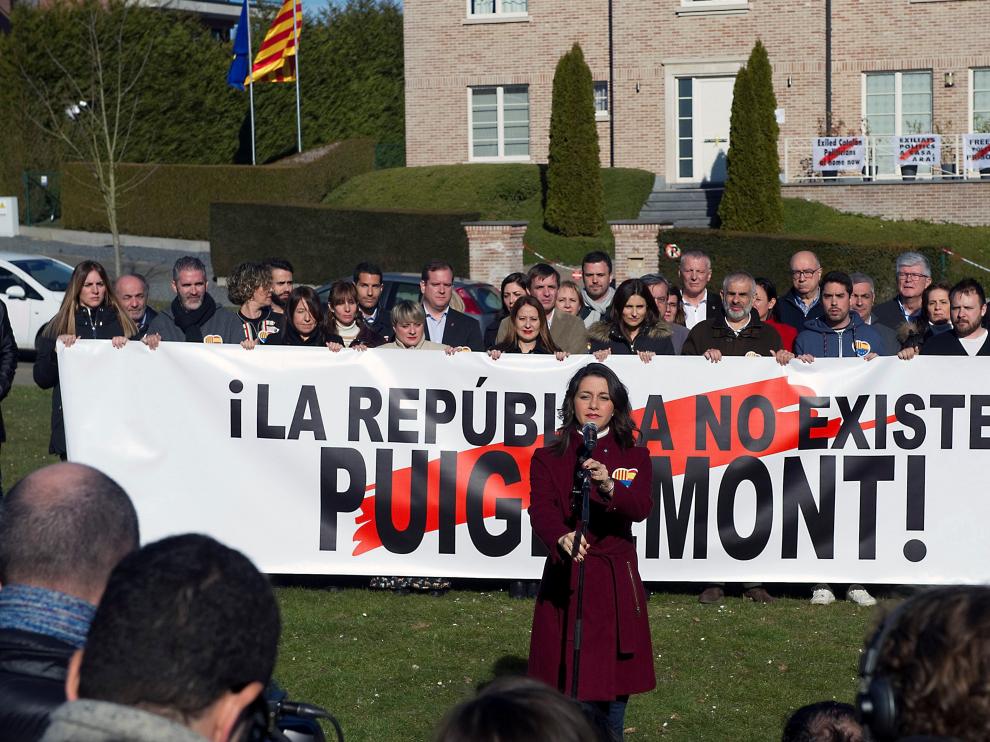 Arrimadas, frente a la casa de Puigdemont: "Es una falacia que ésta sea la sede de la República independiente"