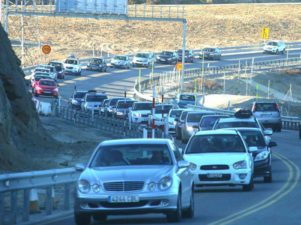 Congestión de tráfico este domingo por la tarde en el puerto de Monrepós