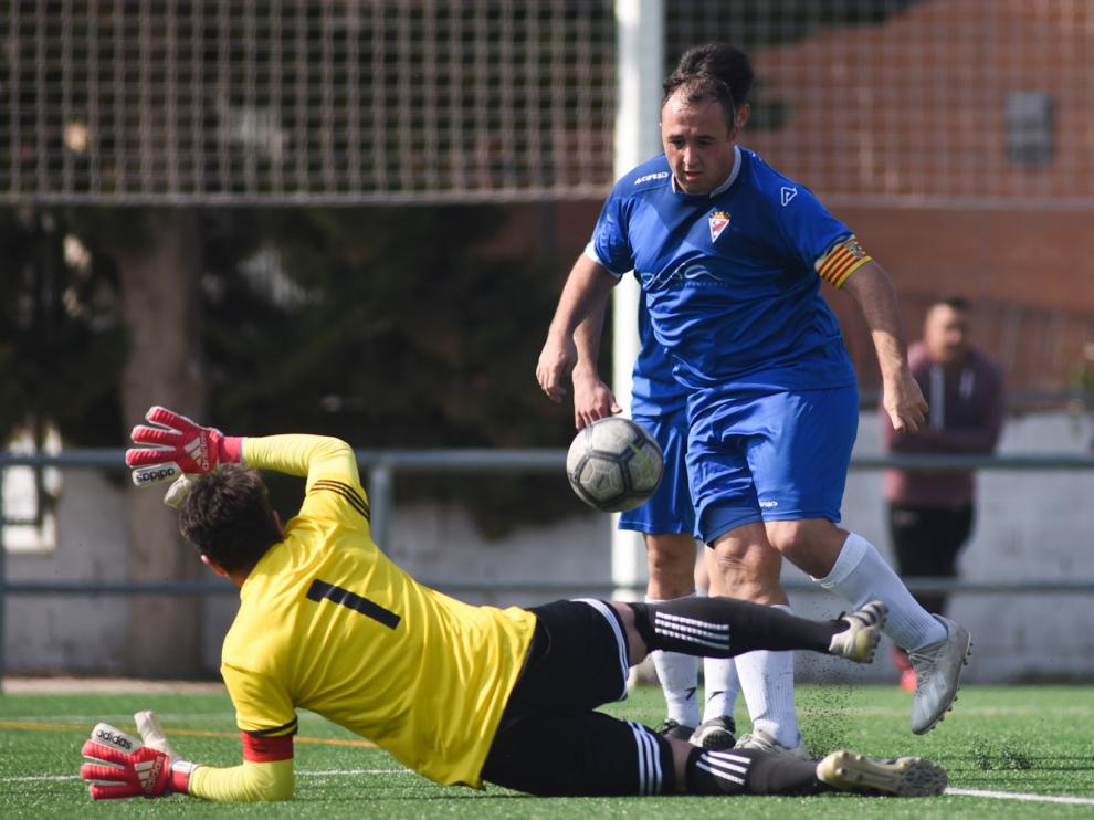 Ariño trata de superar al portero del Cella.