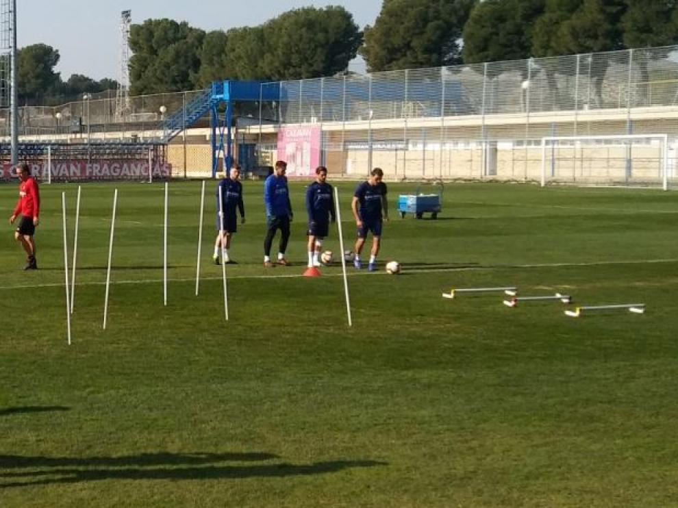 Zapater, el primero de la fila, en el entrenamiento de este domingo.