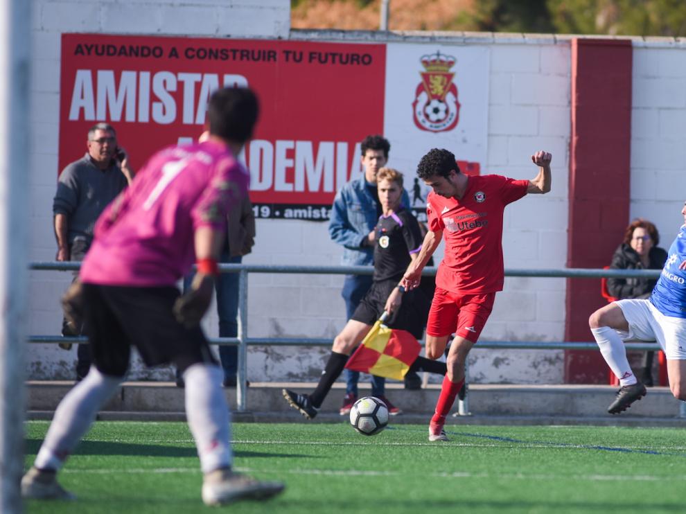 Lance del partido entre el Zaragoza 2014 ante el Tardienta.