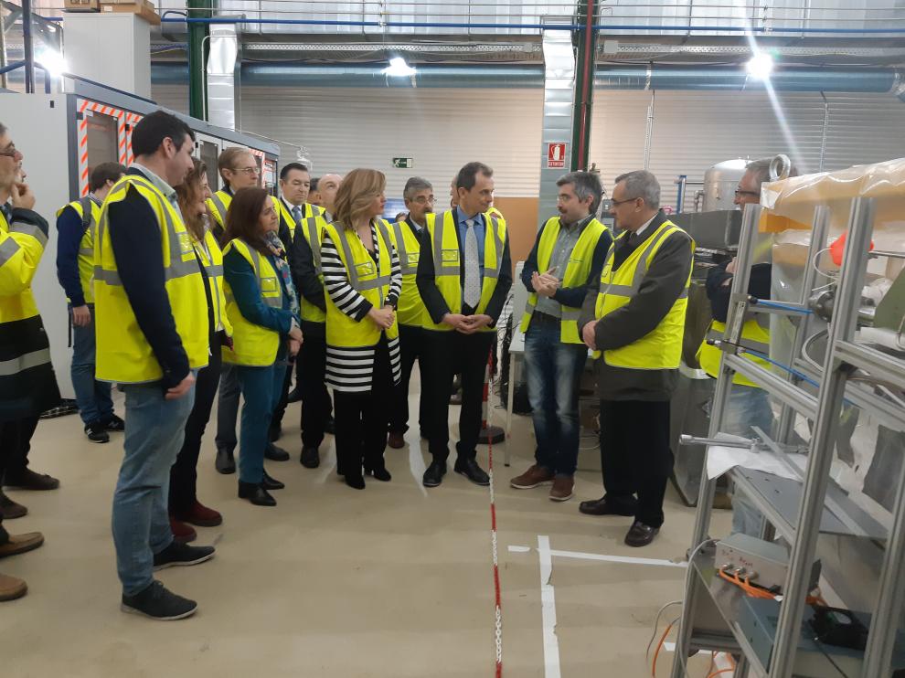 El ministro ha estado acompañado por el vicerrector de Política Científica de la Universidad de Zaragoza, Luis Miguel García Vinuesa; el director del LSC, Carlos Peña Garay; la consejera de Innovación, Pilar Alegría, además de otras autoridades.