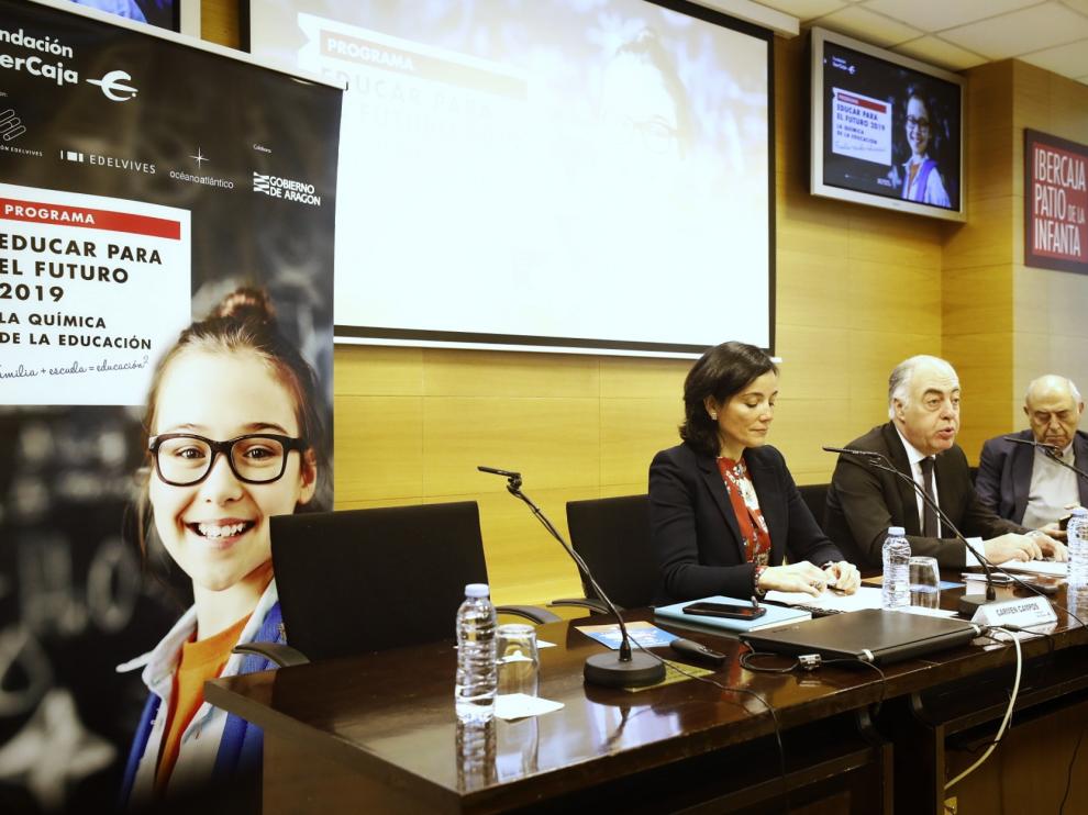 De izq a dcha, la coordinadora de proyectos de educación de Fundación Ibercaja, Carmen Campos, el director general de la entidad, José Luis Rodrigo Escrig y José Antonio Marina, filósofo, escritor y pedagogo