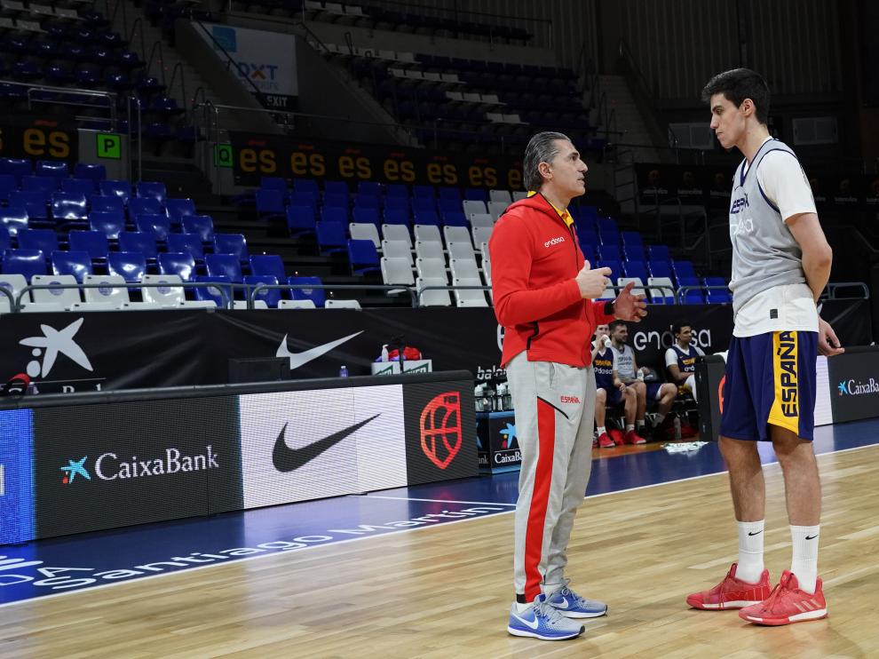 Carlos Alocén junto a Scariolo en el entrenamiento de este domingo.