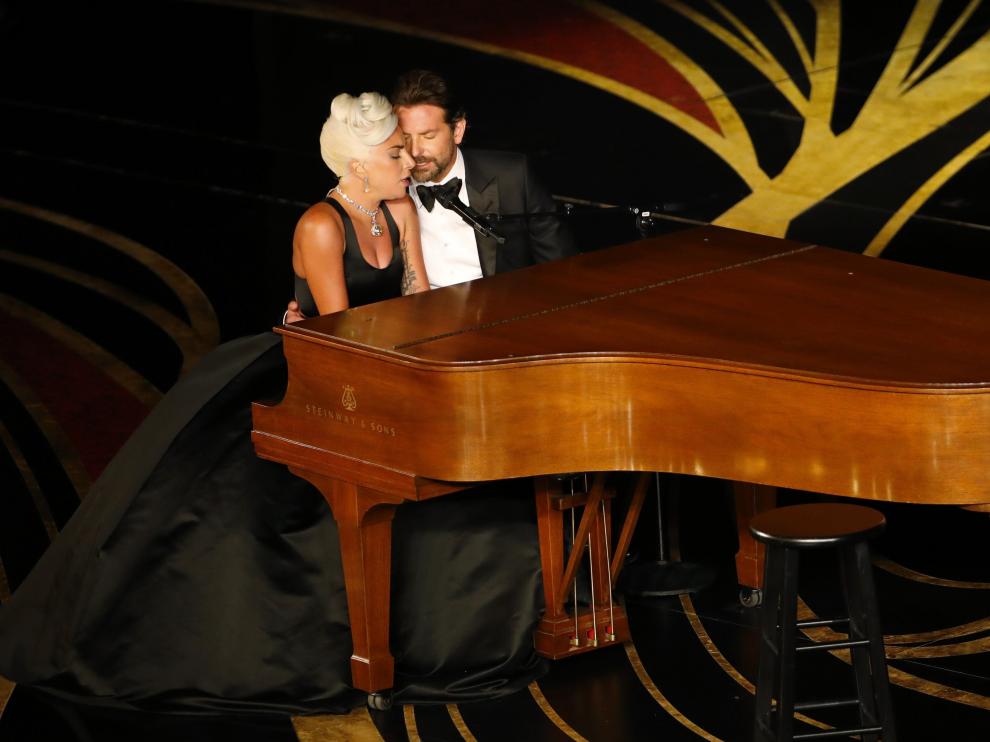 Lady Gaga y Bradley Cooper durante su interpretación.