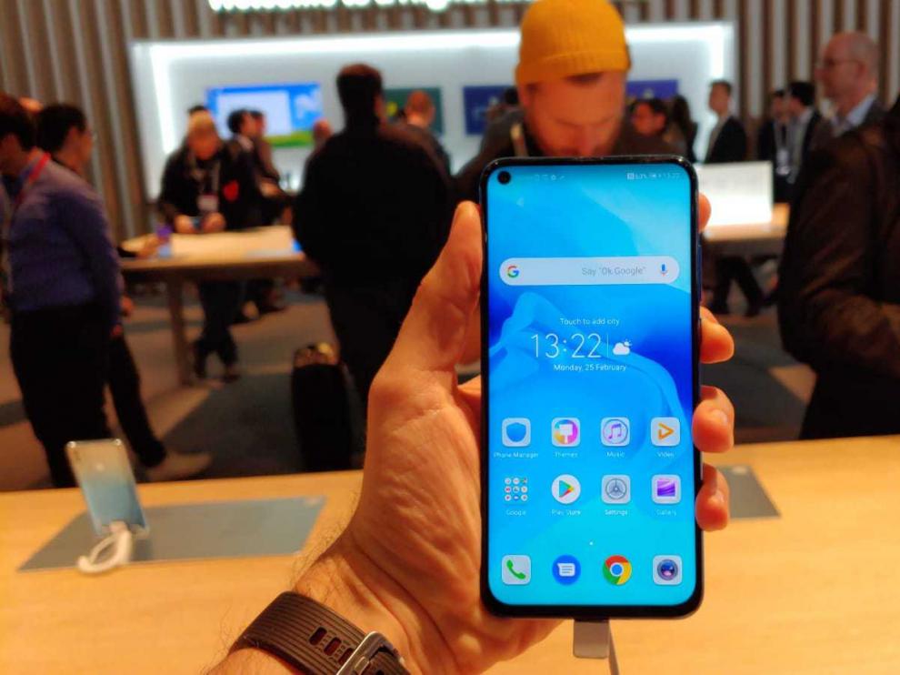 Huawei también tiene un móvil de pantalla agujerada