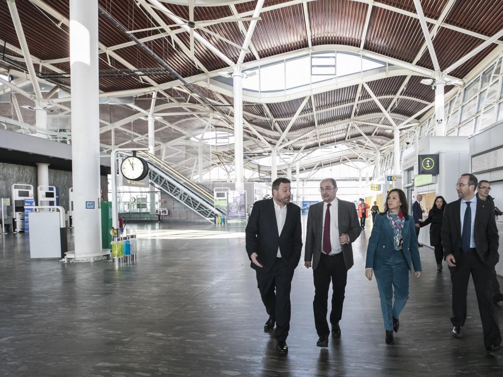 De izquierda a derecha, el consejero de Vertebración, José Luis Soro; el presidente de Aragón, Javier Lambán; la delegada del Gobierno, Carmen Sánchez; y el director general de Movilidad, José Gascón.