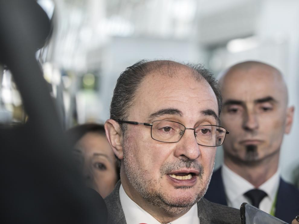 El presidente del Gobierno de Aragón, Javier Lambán, atendiendo a los medios en el Auditorio de Zaragoza.