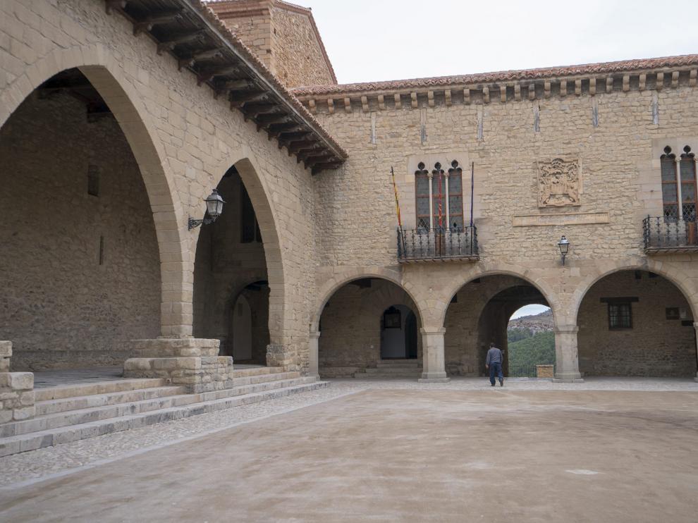 Fachada del Ayuntamiento en la porticada plaza Mayor de Cantavieja.