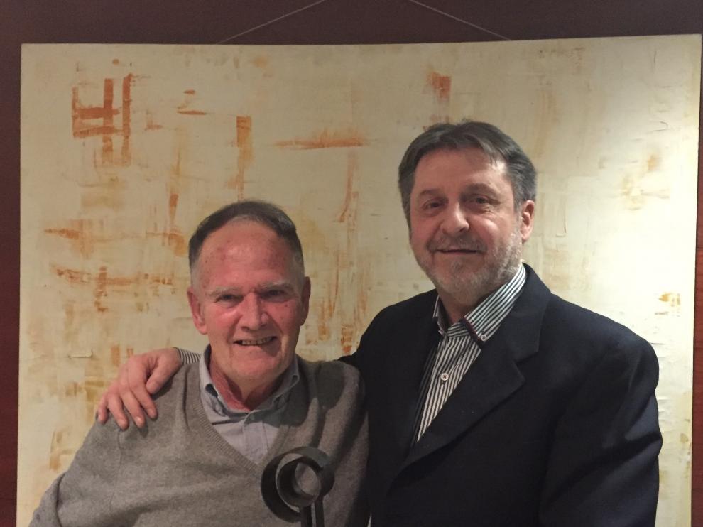 Carlos Bogdanich recibe la escultura 'Catalejo' del escultor Chema Llop.