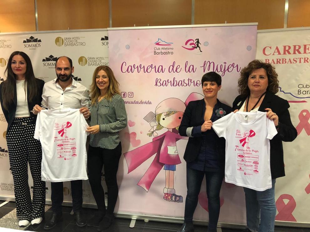 Representantes del Club Atletismo Barbastro, con el presidente Fernando Torres, la presidenta de la junta local de la AECC María Jesús Morera y Mari Mar Campillo, de Ford Huguet Hermanos.