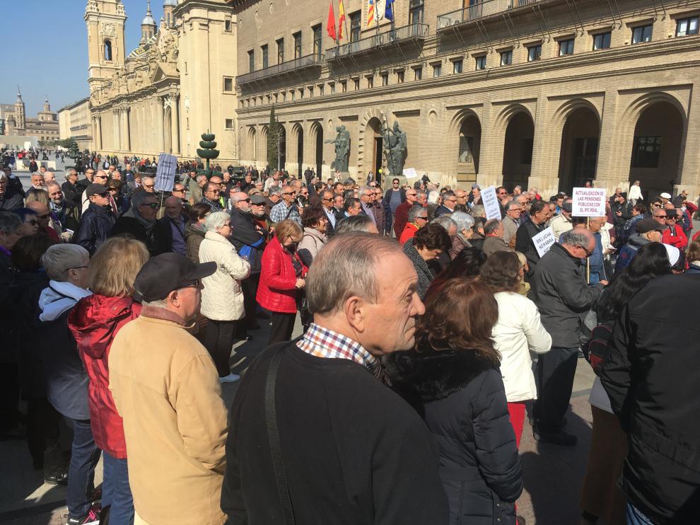 Tres centenares de pensionistas han protestado este lunes en Zaragoza.