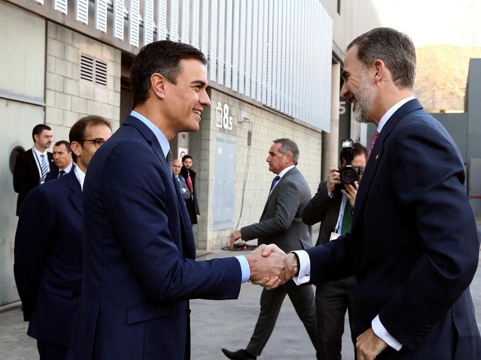 El Rey y Pedro Sánchez se saludan a la entrada del pabellón de España, donde ha tenido lugar la apertura del Congreso Mundial de Móviles que se celebra en Barcelona.
