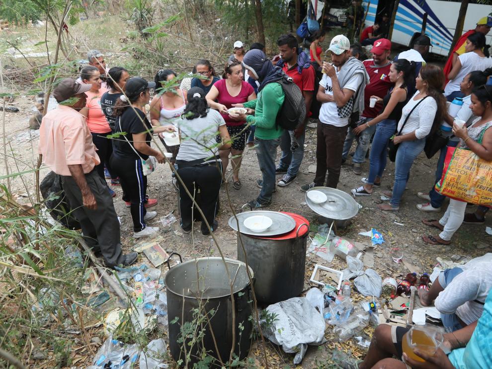 Un grupo de personas reparte comida en la frontera entre Venezuela y Colombia.