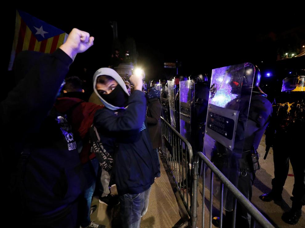 Los mossos, en la manifestación que los CDR han convocado en protesta de la visita del Rey al MWC.