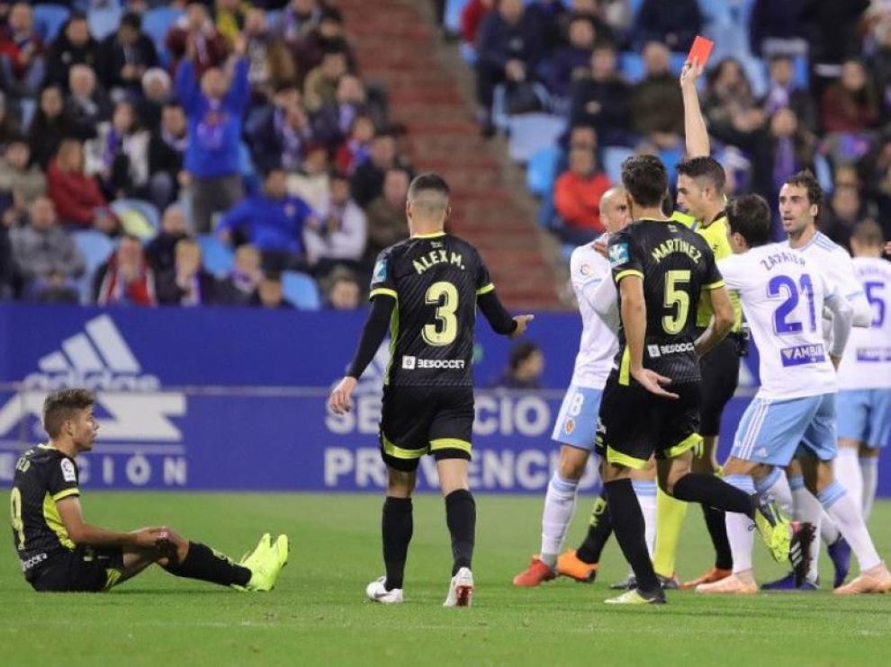 Momento en el que Vicandi Garrido expulsa a Benito, antes del descanso del partido Real Zaragoza-Granada en la primera vuelta en La Romareda.