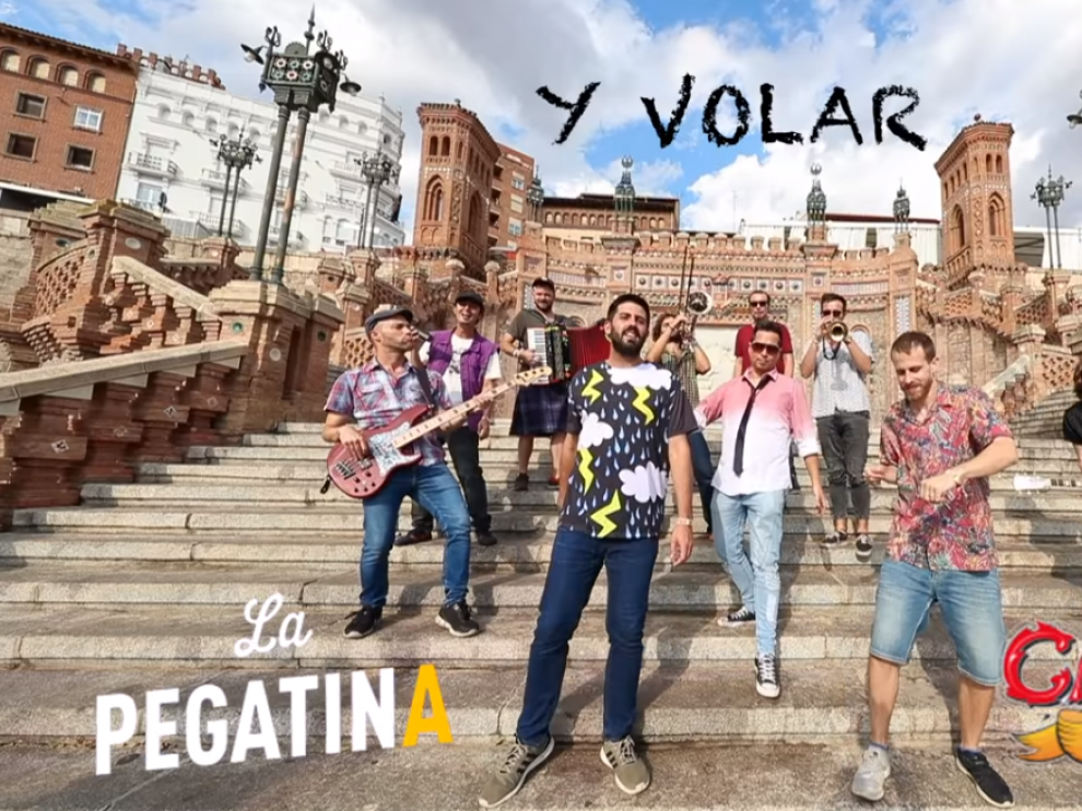 Los músicos en la Escalinata de Teruel, al comienzo del vídeo.