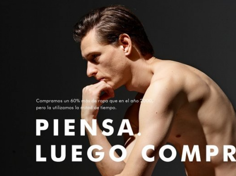 Pretende sensibilizar a la población acerca del consumo y la utilidad que se le da a la ropa.