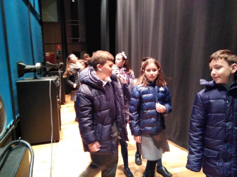 Alumnos de un colegio de la ciudad paseando por la parte trasera del escenario.