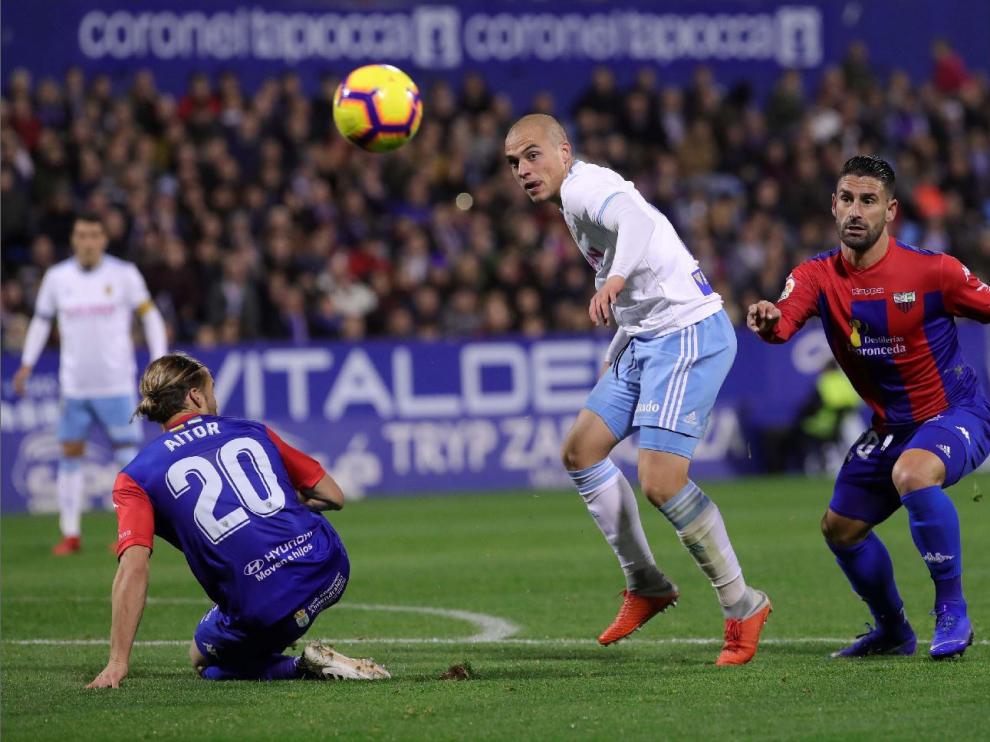 Una jugada de ataque zaragocista en el partido ante el Extremadura en La Romareda, el 22 de diciembre.