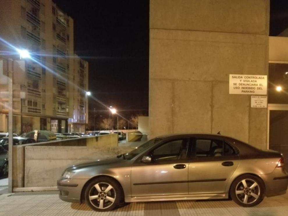 Coche aparcado en el acceso al parquin del Banco de Sangre