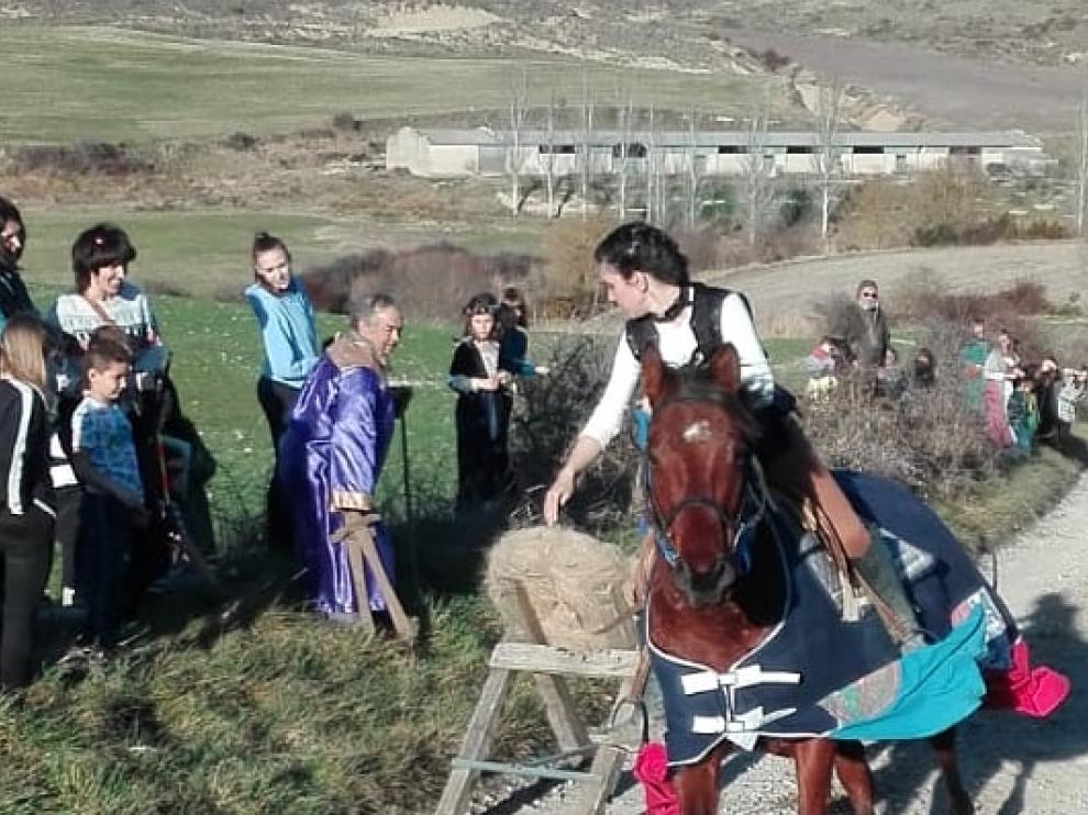 La feria medieval de Isuerre contó con un rey y varios caballeros.