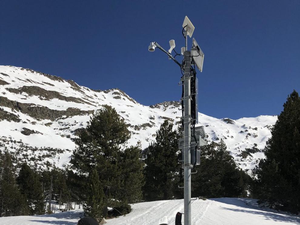 Técnicos de la CHE haciendo mediciones de nieve en la Besurta (Benasque)