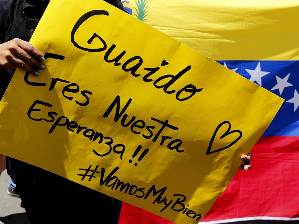 Una mujer sostiene un cartel durante una concentración de venezolanos en Colombia, donde se celebra este lunes la reunión de la cumbre del Grupo de Lima sobre Venezuela.