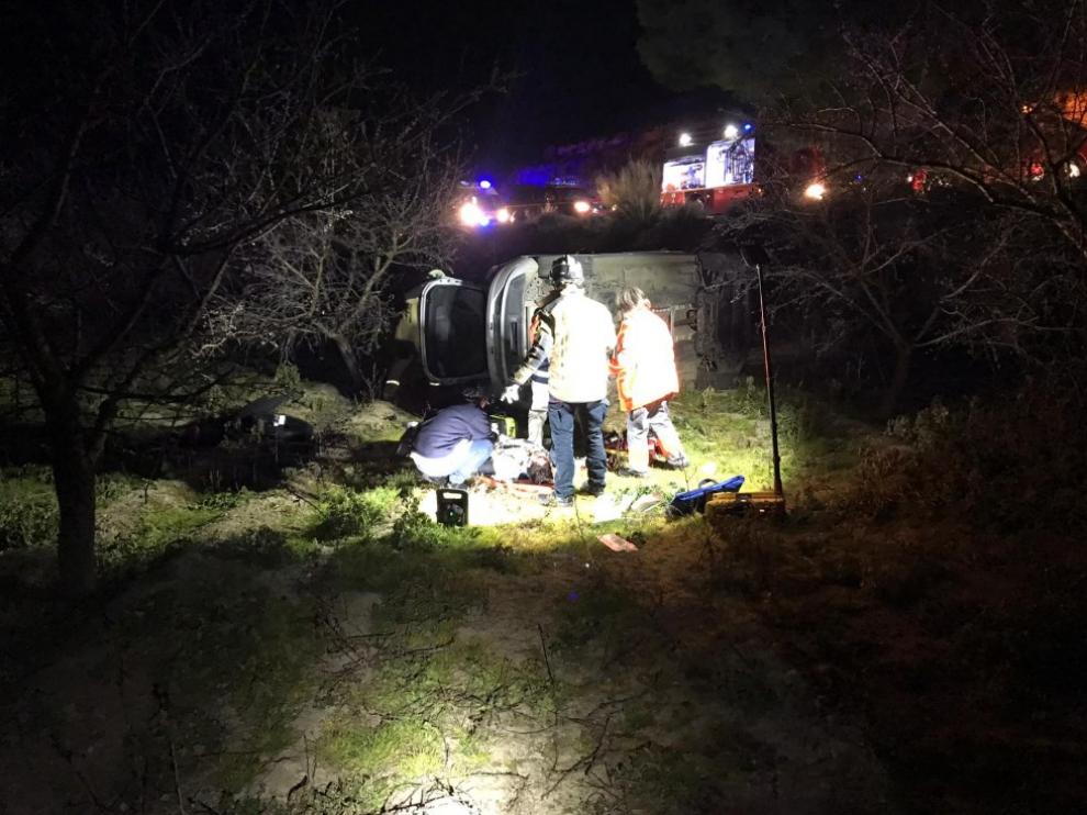 Tareas de rescate de los jóvenes accidentados.