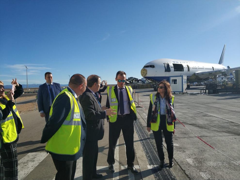 Pedro Duque, en el centro, durante su visita a la planta de mantenimiento de aviones de Tarmac.