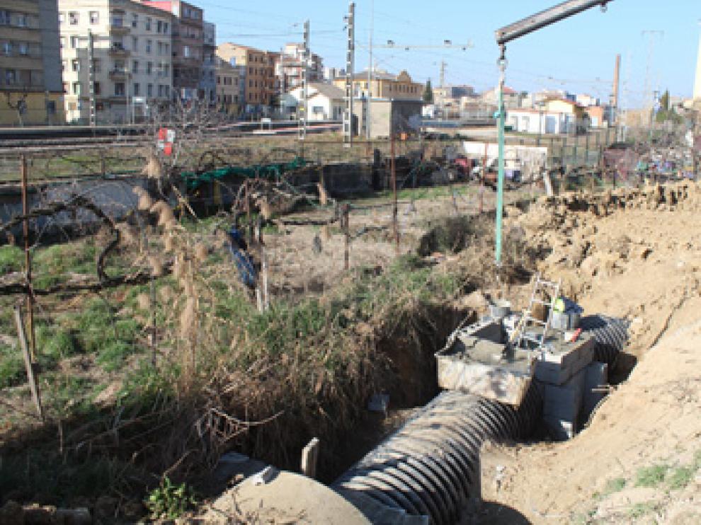 Se está instalando un tubo de polipropileno en parte del tramo urbano de la acequia.