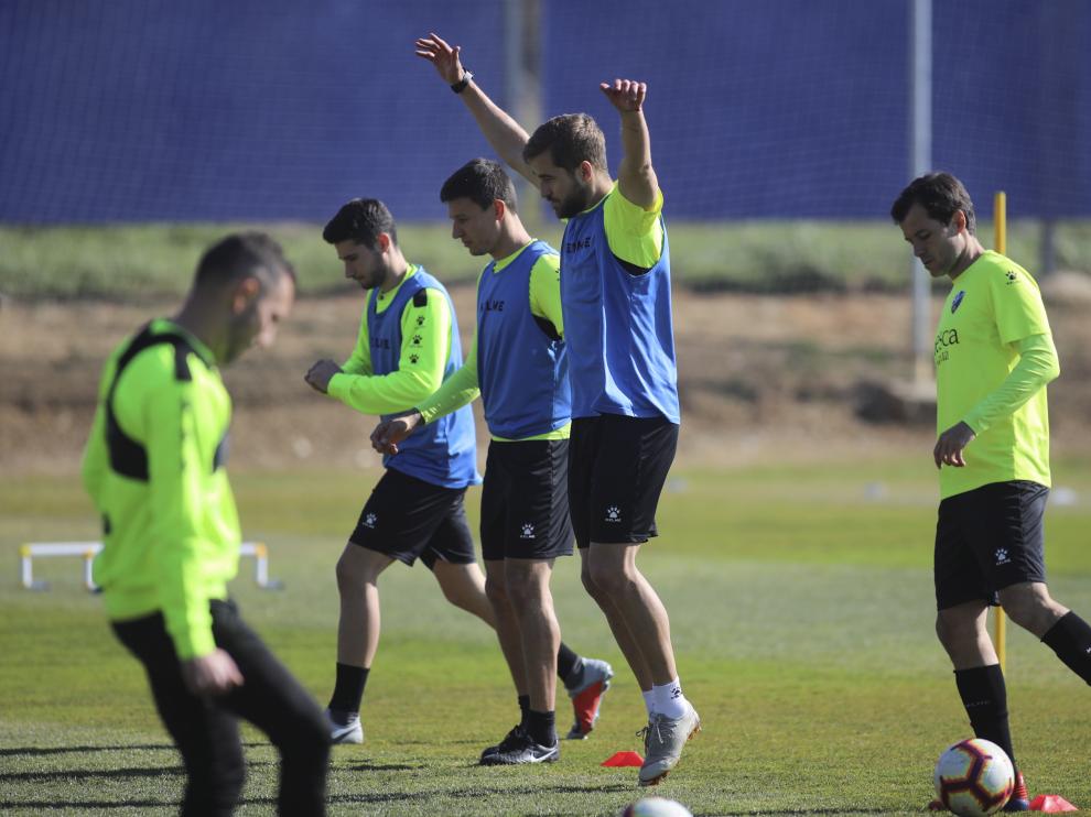 Jorge Pulido, en el centro de la imagen, durante el entrenamiento de este martes.