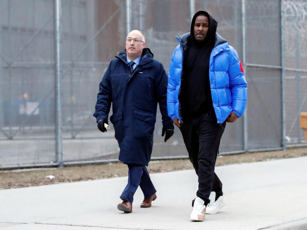 R. Kelly abandona la cárcel de Chicago junto a su abogado