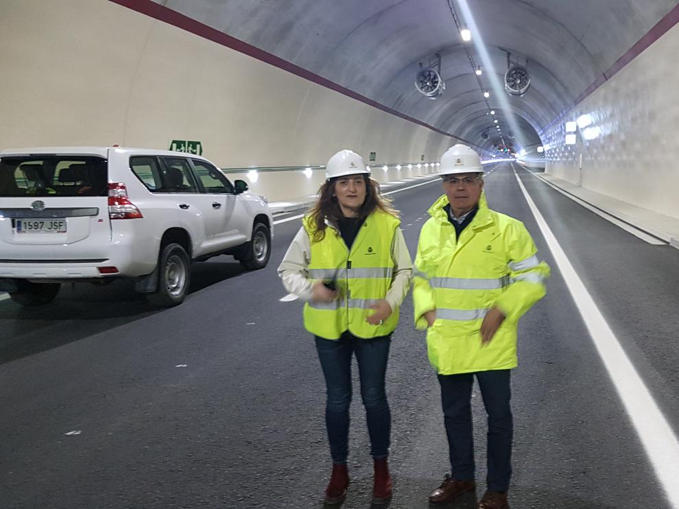 Visita al túnel de Caldearenas de la subdelegada del Gobierno en Huesca, Isabel Blasco, y del jefe de Demarcación de Carreteras del Estado de Aragón, Rafael López Guarga