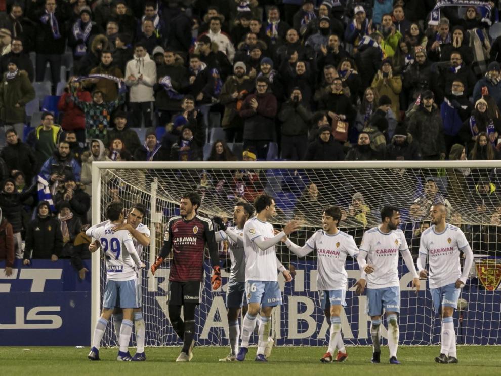 Los jugadores del Real Zaragoza celebrar su último triunfo en La Romareda, el mes pasado ante el Oviedo por 2-0.