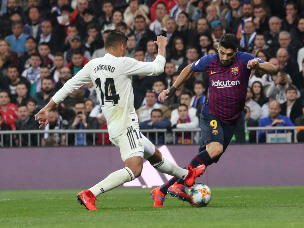 Luis Suárez ante Casemiro en el clásico.