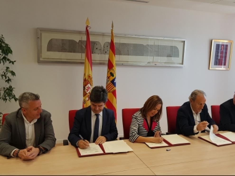 Mayte Pérez, Luis Felipe y José Antonio Martín, 'Petón', en la firma del convenio.