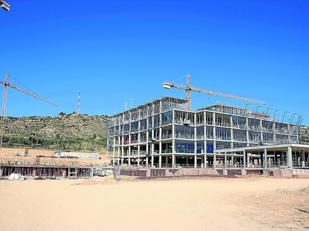 Estado de las obras del hospital, el miércoles. Ya se ha levantado el edificio para ingreso de pacientes