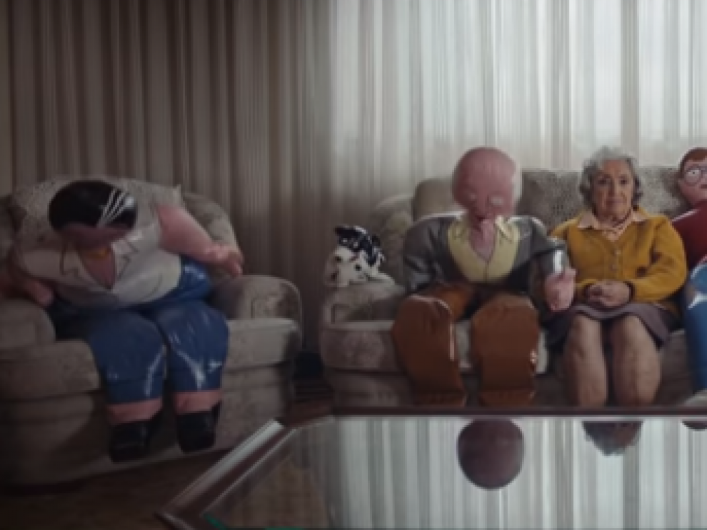 Familias hinchables es el lema de la campaña de la ONG Grandes amigos para luchar contra la soledad que sufren los mayores.