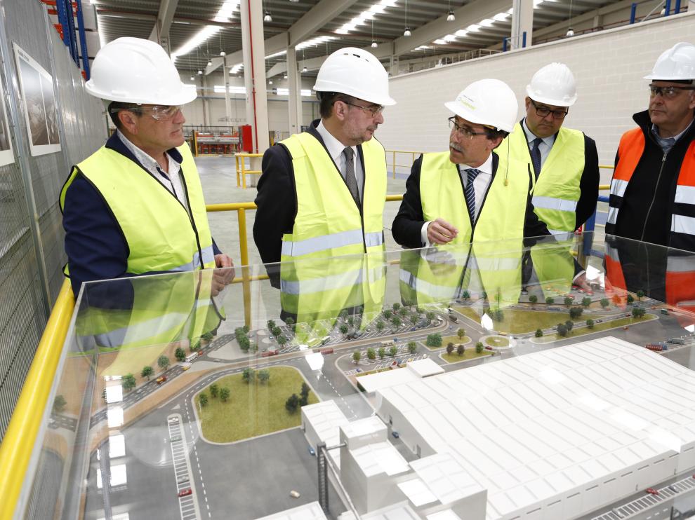 Javier Lambán con los directivos de Pladur Gypsum inagurando las instalaciones en Gelsa de Ebro