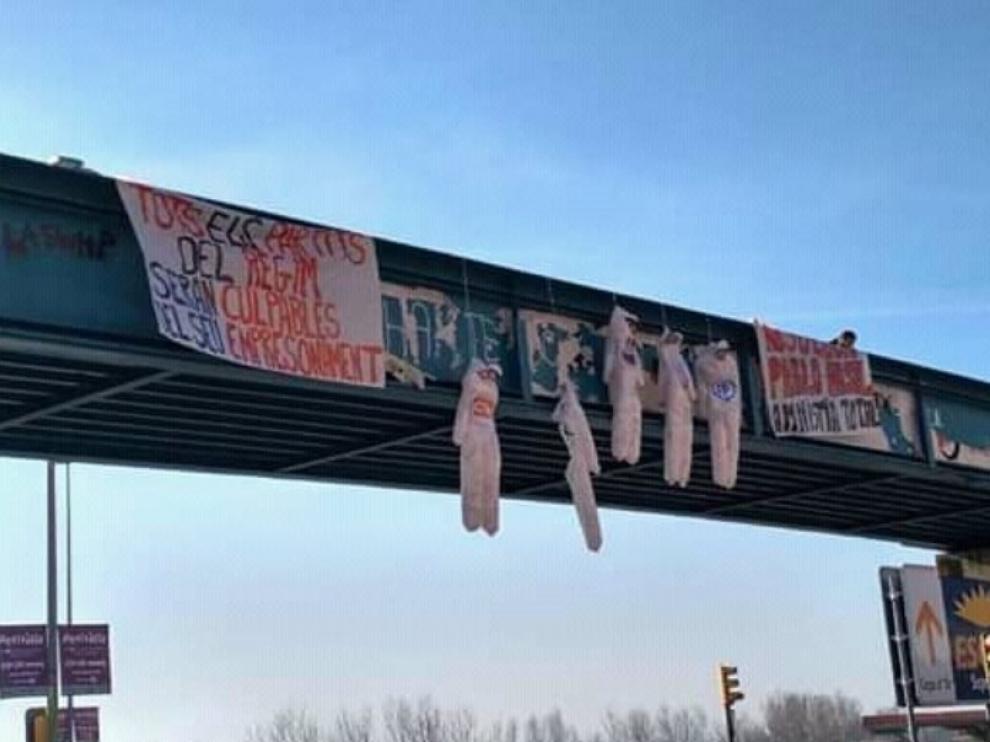 Los muñecos, junto a las pancartas