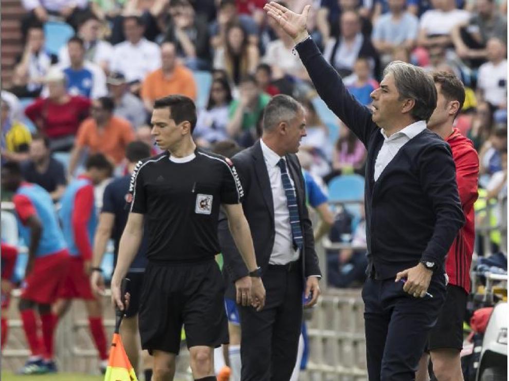 Natxo González y Lucas Alcaraz, en la banda de La Romareda el año pasado, en el Real Zaragoza-Almería de finales de abril.