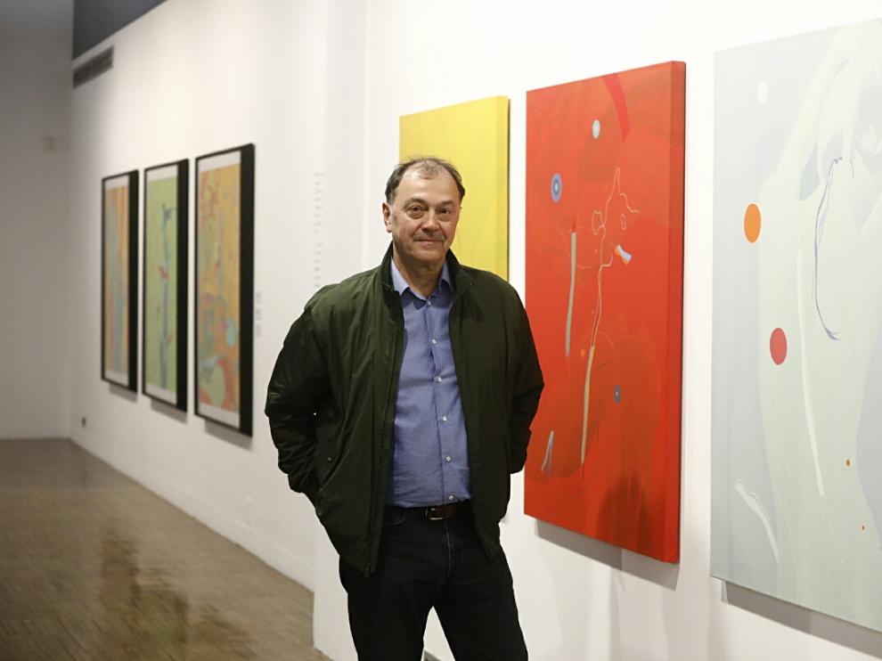 El artista aragonés Paco Simón en la exposición sobre su obra 'De vuelta al futuro'