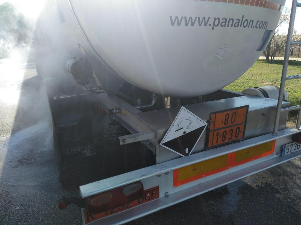 El pequeño incendio ha afectado a un camión que transportaba ácido sulfúrico