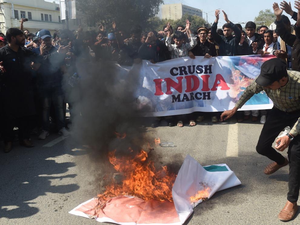 Pakistaníes se manifiestan contra el régimen indio.
