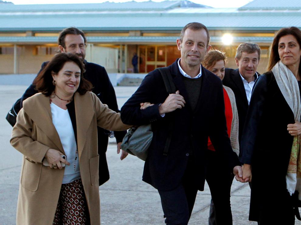 Sandro Rosell, expresidente del FC Barcelona, sale de la cárcel acompañado de su familia.