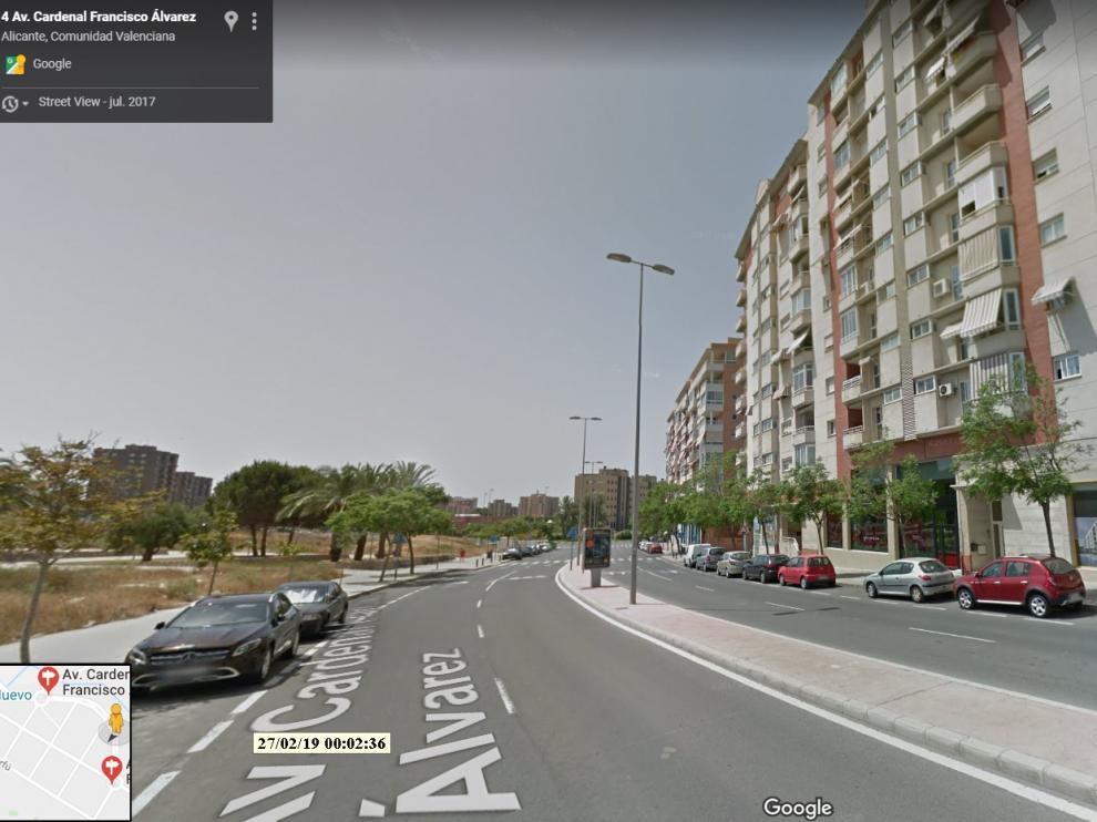 Una imagen de la calle en la que está situada la vivienda donde esta tarde ha fallecido un niño de ocho años al precipitarse desde un quinto piso, en Alicante.