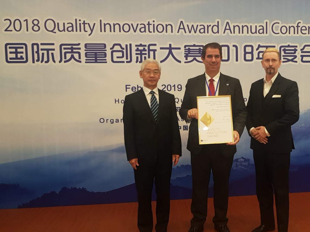 Alejandro Ibrahim, en el centro, al recibir el premio mundial a la innovación en China.