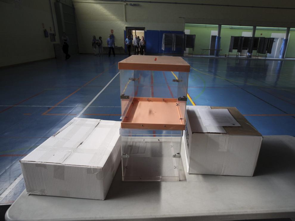 Preparativos para las elecciones Autonomicas y Municipales del 24 de mayo en el Colegio Sancho Ramirez de Huesca /Foto Rafael Gobantes / 23-5-15