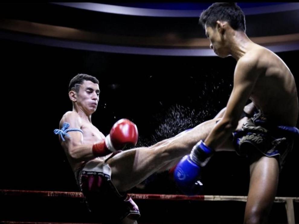 Ismael Abad (guantes rojos) en plena pelea contra un luchador tailandés.